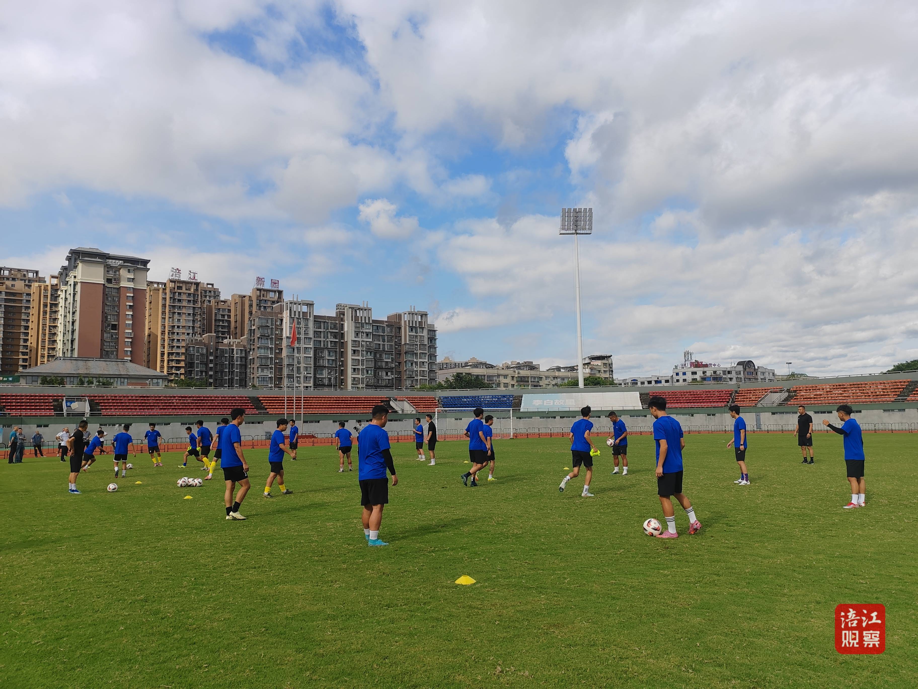 球员训练积极备战，赛场竞争激烈(球员训练方法)