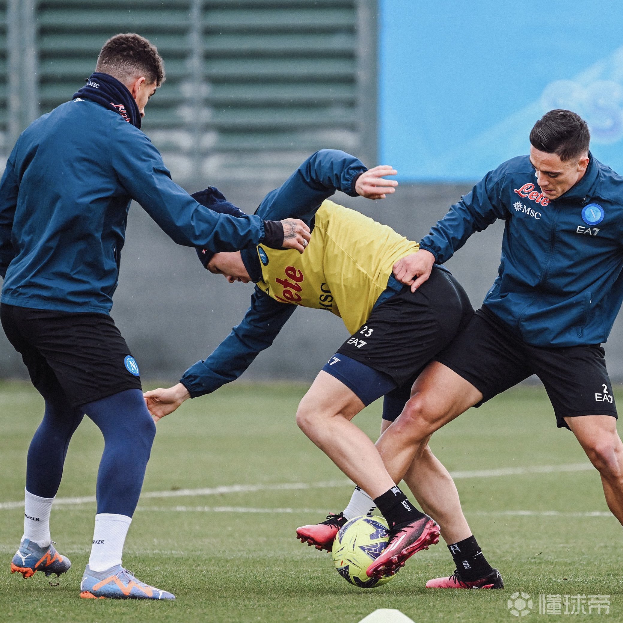 球员训练积极备战，赛场竞争激烈(球员训练方法)